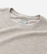 Remera masculina de corte regular, color beige melange, con cuello redondo, manga corta y textura horizontal.
