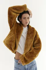 Abrigo marrón de piel sintética con cuello solapa y corte holgado.