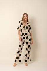 Pantalón de crochet con diseño a cuadros en blanco y negro, de corte recto y tiro alto.