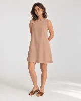 Vestido corto sin mangas color tostado, de silueta evasé, con escote redondo y terminación ancha en el ruedo.