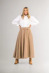 Camisa blanca con cuello alto con volados, cierre frontal con botones ocultos y mangas largas abullonadas.