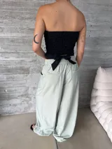 Pantalón cargo color verde agua, de corte ancho y tiro alto, con cintura elastizada y bolsillos laterales.