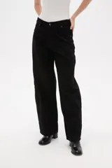 Pantalon jean de corte barrel y tiro medio, en color negro, con diseño de pierna ancha y estructura rígida.