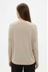Remera de viscosa color blanco, con mangas 3/4, cuello redondo amplio y diseño holgado.