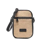 Bandolera mini Extra Large modelo Joan, de formato rectangular vertical en tono natural tejido estilo rafia, con detalles en cuerina negra. Cuenta con cierre superior, bolsillo frontal con cierre, correa regulable y placa metálica con logo de la marca.