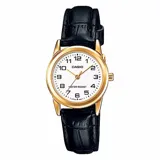 Reloj Casio con caja de acero inoxidable en tono dorado y esfera blanca con números arábigos negros. Posee una correa de cuero negro con grabado tipo cocodrilo y cierre de hebilla. Funciona con movimiento de cuarzo y es resistente a salpicaduras.
