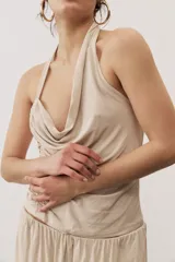Top negro con diseño cruzado tipo halter, escote pronunciado y fruncido lateral.