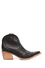 Botín texano de cuero liso color negro, con cierre lateral y taco de madera.