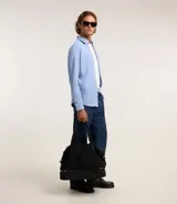 Camisa de manga larga blanca, corte slim fit, con cuello tradicional y abotonadura frontal.