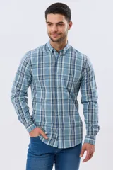 Camisa de manga larga de calce slim, con diseño a cuadros en tonos azul oscuro, verde y blanco. Presenta cuello camisero con botones y bolsillo ojal en el pecho con detalle bordado.