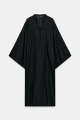 Vestido túnica largo negro de corte midi con mezcla de viscosa y lino, escote en V y mangas largas evasé. Presenta cierre frontal con alamares decorativos.