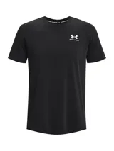 Remera de manga corta Under Armour, confeccionada en tejido de mezcla de algodón y poliéster. Presenta cuello redondo acanalado y logo de la marca estampado en el pecho.