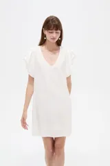 Vestido corto de viscosa color blanco, con cuello en V profundo y mangas cortas con volados. Diseño holgado.