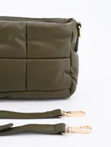 Bandolera negra con diseño acolchado y correa larga regulable.