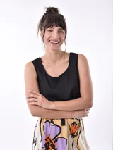 Top negro sin mangas con escote redondo y lazo ajustable en el ruedo.