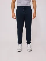 Pantalón deportivo tipo jogging color negro, con cintura elástica ajustable con cordón y logo de la marca en la pierna. Confeccionado en 60% algodón y 40% poliéster.