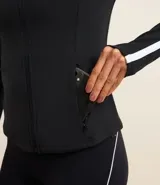 Campera deportiva negra de microfibra con ajuste al cuerpo, cuello alto, cierre por cremallera, bolsillos con cierre y raya contrastante blanca de hombro a puño.