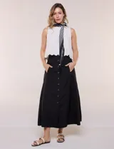 Falda midi evasé de algodón color negro, con tiro alto, pretina con elástico posterior, abotonadura frontal con botones carey y bolsillos laterales.