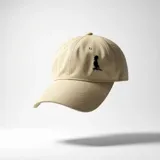 Gorra de jean color beige con visera curva y logo bordado en color negro en el panel frontal.