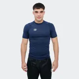 Remera térmica deportiva de manga corta y cuello redondo, de color azul marino, con logo de Umbro estampado en blanco en el pecho.