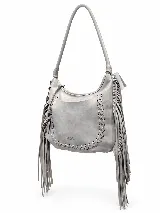 Cartera tipo hobo de cuero color gris, con diseño amplio y flexible, trenzado artesanal en el frente y largos flecos laterales. Cuenta con una correa larga para llevar al hombro y marca Sagali grabada.
