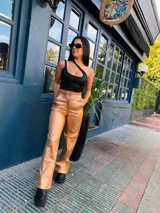 Top negro asimétrico con un solo tirante ancho y un corte en el pecho.