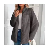 Campera de corderito color gris, de corte holgado, con cuello alto, cierre frontal completo y un bolsillo con cierre en el pecho.