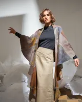 Poncho de lana merino afieltrada multicolor con diseño geométrico. Se puede usar de forma desestructurada, suelta o cruzada, suelta o atada, se adapta a diferentes cuerpos y marcando diversas siluetas.