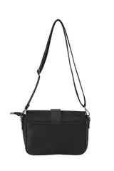 Bandolera urbana de diseño compacto, color negro, con solapa frontal decorada con una hebilla central, bolsillos frontales y correa ajustable para llevar al hombro o cruzada.