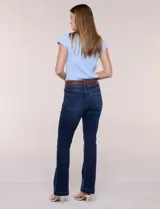 Jean elastizado de tiro alto y pierna semi-oxford, color azul, con diseño clásico de cinco bolsillos y dobladillo en el ruedo. Incluye un cinturón trenzado de cuerina marrón con hebilla metálica dorada.