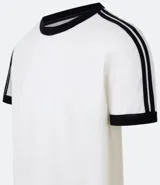 Remera de corte clásico color blanco con cuello redondo y mangas cortas con ribete azul marino.