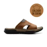 Sandalias de cuero color marrón con ajuste de velcro en el empeine y suela de goma negra.
