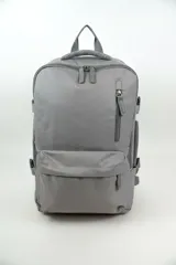 Mochila gris de poliéster, con compartimento principal con cierre, bolsillo frontal con cierre y bolsillo vertical en el frente.