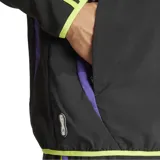 Campera deportiva Adidas F50 Woven, color gris oscuro con detalles en amarillo y violeta. Cuenta con cierre frontal, cuello alto, bolsillos con cremallera y logo de Adidas bordado en el pecho.