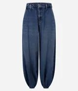 Pantalón de jean estilo aladín con cintura alta, corte amplio y piernas voluminosas que se ajustan en el bajo con puño elástico. Cuenta con pretina con presillas, cierre tradicional y bolsillos funcionales.