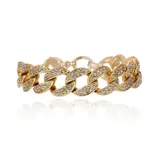 Pulsera de cadena eslabonada con baño de oro y pedrería de cristales incrustados en cada eslabón.