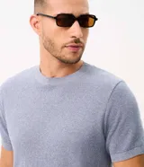 Remera de manga corta y cuello redondo para hombre, confeccionada en tejido de punto texturizado jaspeado en color celeste. Presenta terminaciones acanaladas en el cuello, los puños y el ruedo, con un corte regular clásico y versátil.