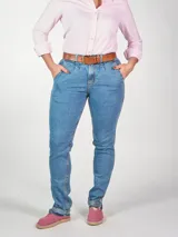 Pantalón de jean celeste, de corte slim y tiro medio.