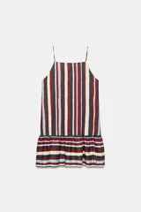 Vestido mini confeccionado en hilatura con lino, de escote recto con tirantes finos ajustables y bajo acabado con volantes, con diseño de rayas verticales en la parte superior y horizontales en el volante.