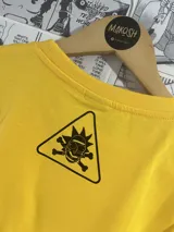 Remera amarilla con estampado de Rick y Morty en un ovni y el logo de la marca Makosh.