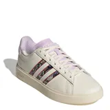 Championes Adidas Grand Court 2.0, color blanco con detalles en lila y estampado floral en las icónicas tres tiras laterales. Presentan un diseño clásico de corte bajo con suela de goma al tono.