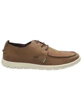 Zapato casual tipo náutico de cuero marrón con cordones, suela de goma blanca y logo de la marca grabado en el lateral.