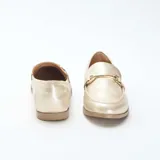 Mocasines de mujer en color dorado con acabado metalizado, diseño clásico de punta redondeada y detalle de herraje metálico en el empeine.