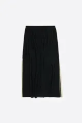 Falda midi de corte recto, color negro, con detalles de bandas laterales con diseño de encaje en color crudo y cintura elástica.