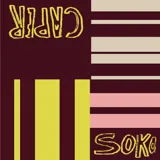 Pañuelo tipo pareo con estampado exclusivo de la colaboración SOKO x CAPER. Presenta un diseño gráfico con franjas horizontales en tonos beige y rosado, y franjas verticales en amarillo, sobre un fondo bordó. Incluye las palabras "CAPER" y "SOKO" en amarillo.