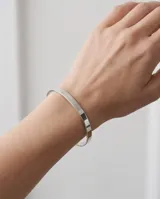 Esclava abierta de plata 925, de diseño liso y acabado brillante con perfil plano.