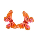 Aros colgantes con forma de mariposa hechos a mano con mostacillas de colores naranja, rosa y rojo. Cierre con perforación, hipoalergénicos.