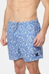 Short de baño estampado de microfibra con diseño de hojas y flores en tonos celeste y azul. Incluye una bolsita a juego para transportarlo.