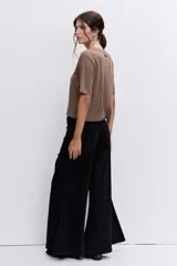 Remera de algodón color marrón, con cuello redondo y mangas cortas, de corte recto y largo a la cintura.