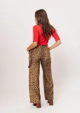 Pantalón de tiro alto con estampado animal print de leopardo, corte recto y bolsillos laterales.